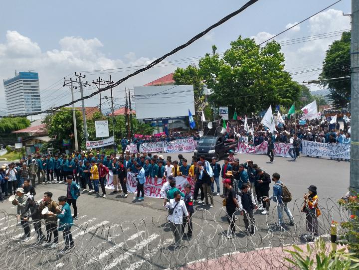 Ribuan Mahasiswa Geruduk Kantor DPRD Provinsi Lampung